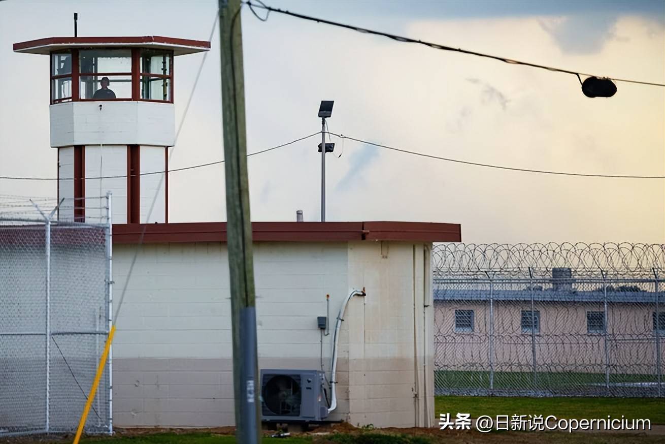 朗普钦点下美国这个移民牢房即将重启不朽情缘网站用鳄鱼沼泽当围墙!特(图1) 朗普钦点下美国这个移民牢房即将重启不朽情缘网站用鳄鱼沼泽当围墙!特(图1)