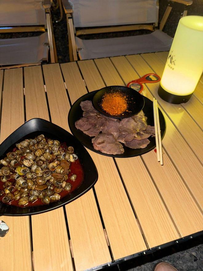 年轻人路边搭帐篷过夜凭实力整顿酒店！不朽情缘电子游戏网址国庆酒店涨价！(图3)