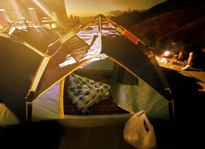 年轻人路边搭帐篷过夜凭实力整顿酒店！不朽