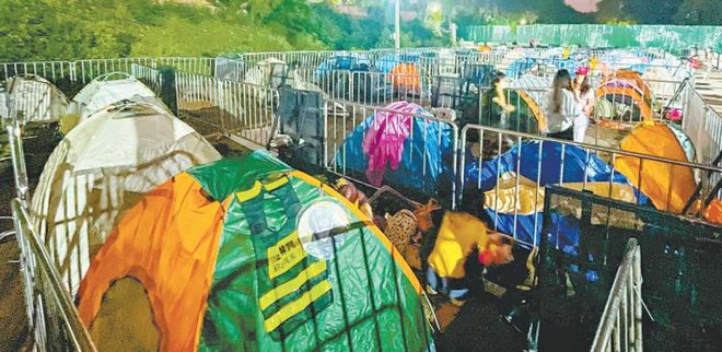 年轻人路边搭帐篷过夜凭实力整顿酒店！不朽情缘电子游戏网址国庆酒店涨价！(图5)